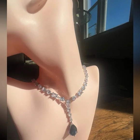 Oval cut sapphire and clear cut drop necklace with genuine swarovski elements - Picture 10 of 13